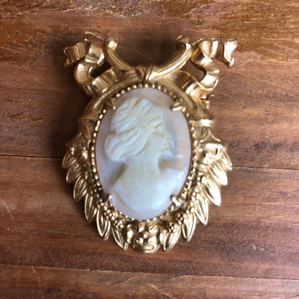 Vintage Geno Shell Cameo Pin/Brooch